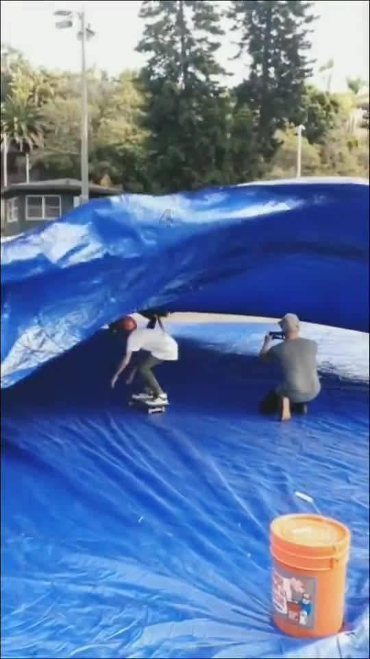 关于严浩翔曝光私生跟车视频一事，你有何看法？游戏画面