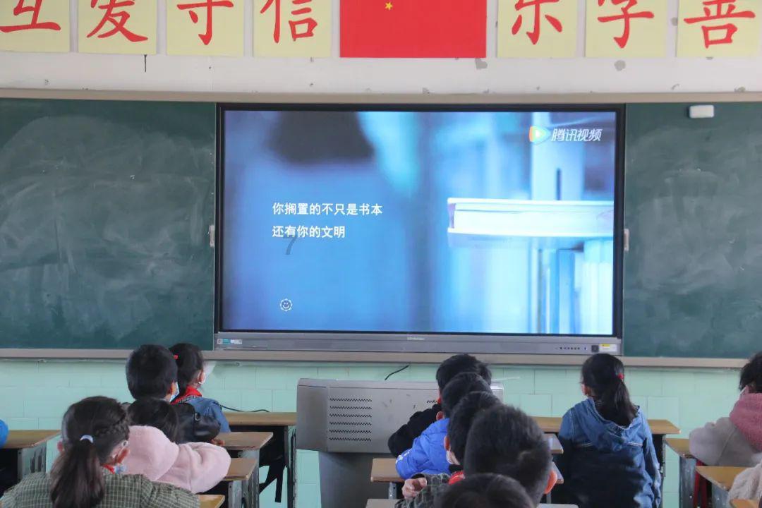 逃离黑与白的房间